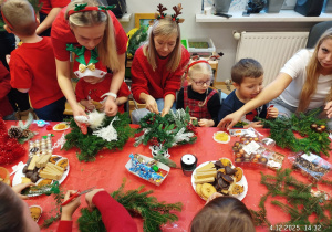 „Świąteczne wianki” – warsztaty bożonarodzeniowe w gr. XII