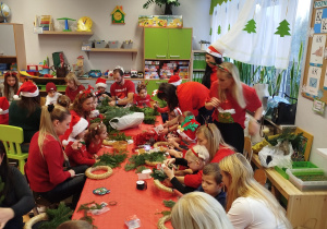 „Świąteczne wianki” – warsztaty bożonarodzeniowe w gr. XII