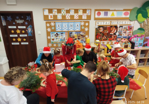 „Świąteczne wianki” – warsztaty bożonarodzeniowe w gr. XII