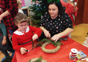 „Świąteczne wianki” – warsztaty bożonarodzeniowe w gr. XII