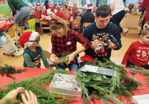 „Świąteczne wianki” – warsztaty bożonarodzeniowe w gr. XII