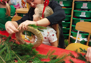 „Świąteczne wianki” – warsztaty bożonarodzeniowe w gr. XII