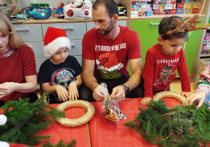 „Świąteczne wianki” – warsztaty bożonarodzeniowe w gr. XII