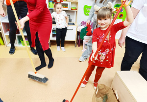 „Świąteczne wianki” – warsztaty bożonarodzeniowe w gr. XII