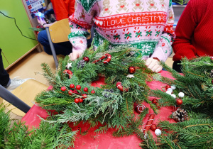 „Świąteczne wianki” – warsztaty bożonarodzeniowe w gr. XII