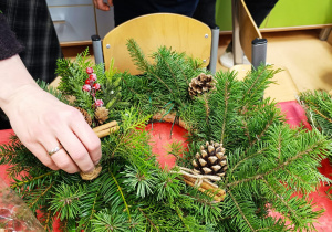 „Świąteczne wianki” – warsztaty bożonarodzeniowe w gr. XII