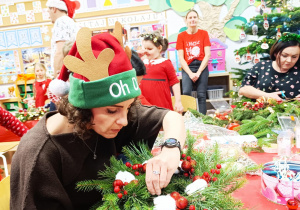 „Świąteczne wianki” – warsztaty bożonarodzeniowe w gr. XII