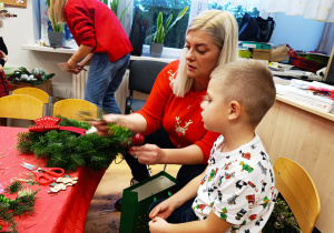 „Świąteczne wianki” – warsztaty bożonarodzeniowe w gr. XII