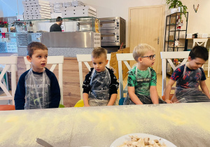 "Osiedlową" odwiedzamy i pyszna pizzę wyrabiamy - warsztaty w gr. XI