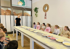 "Osiedlową" odwiedzamy i pyszna pizzę wyrabiamy - warsztaty w gr. XI