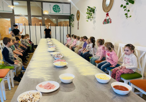 "Osiedlową" odwiedzamy i pyszna pizzę wyrabiamy - warsztaty w gr. XI