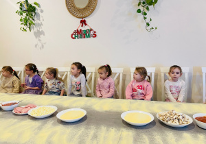 "Osiedlową" odwiedzamy i pyszna pizzę wyrabiamy - warsztaty w gr. XI