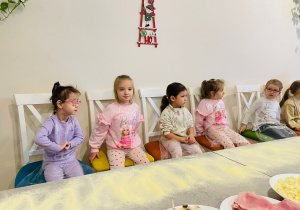 "Osiedlową" odwiedzamy i pyszna pizzę wyrabiamy - warsztaty w gr. XI