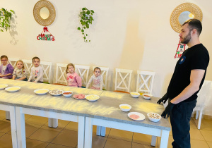 "Osiedlową" odwiedzamy i pyszna pizzę wyrabiamy - warsztaty w gr. XI