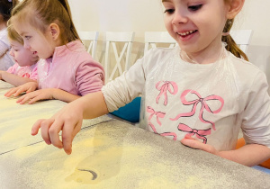 "Osiedlową" odwiedzamy i pyszna pizzę wyrabiamy - warsztaty w gr. XI