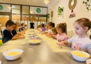 "Osiedlową" odwiedzamy i pyszna pizzę wyrabiamy - warsztaty w gr. XI