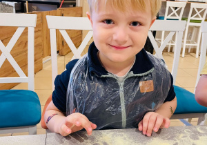 "Osiedlową" odwiedzamy i pyszna pizzę wyrabiamy - warsztaty w gr. XI