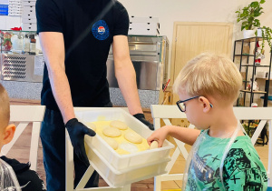 "Osiedlową" odwiedzamy i pyszna pizzę wyrabiamy - warsztaty w gr. XI