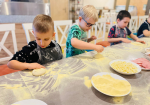 "Osiedlową" odwiedzamy i pyszna pizzę wyrabiamy - warsztaty w gr. XI