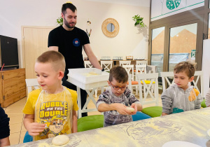 "Osiedlową" odwiedzamy i pyszna pizzę wyrabiamy - warsztaty w gr. XI