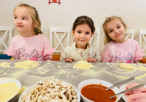 "Osiedlową" odwiedzamy i pyszna pizzę wyrabiamy - warsztaty w gr. XI