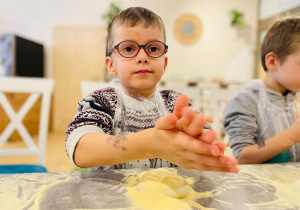 "Osiedlową" odwiedzamy i pyszna pizzę wyrabiamy - warsztaty w gr. XI