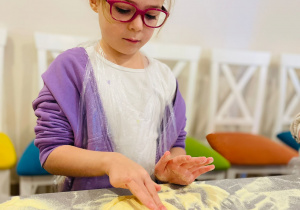 "Osiedlową" odwiedzamy i pyszna pizzę wyrabiamy - warsztaty w gr. XI