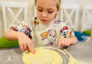 "Osiedlową" odwiedzamy i pyszna pizzę wyrabiamy - warsztaty w gr. XI