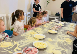 "Osiedlową" odwiedzamy i pyszna pizzę wyrabiamy - warsztaty w gr. XI