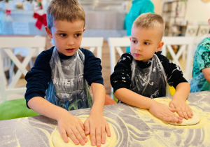 "Osiedlową" odwiedzamy i pyszna pizzę wyrabiamy - warsztaty w gr. XI