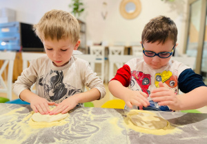 "Osiedlową" odwiedzamy i pyszna pizzę wyrabiamy - warsztaty w gr. XI