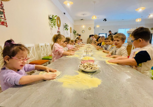 "Osiedlową" odwiedzamy i pyszna pizzę wyrabiamy - warsztaty w gr. XI