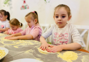 "Osiedlową" odwiedzamy i pyszna pizzę wyrabiamy - warsztaty w gr. XI