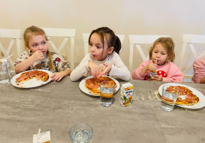 "Osiedlową" odwiedzamy i pyszna pizzę wyrabiamy - warsztaty w gr. XI