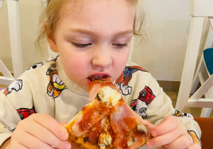 "Osiedlową" odwiedzamy i pyszna pizzę wyrabiamy - warsztaty w gr. XI