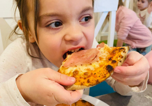 "Osiedlową" odwiedzamy i pyszna pizzę wyrabiamy - warsztaty w gr. XI