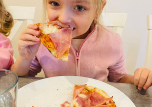 "Osiedlową" odwiedzamy i pyszna pizzę wyrabiamy - warsztaty w gr. XI