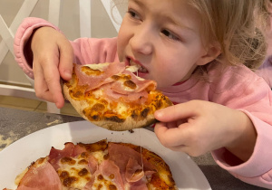 "Osiedlową" odwiedzamy i pyszna pizzę wyrabiamy - warsztaty w gr. XI