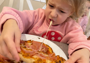 "Osiedlową" odwiedzamy i pyszna pizzę wyrabiamy - warsztaty w gr. XI