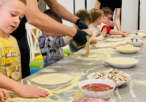 "Osiedlową" odwiedzamy i pyszna pizzę wyrabiamy - warsztaty w gr. XI