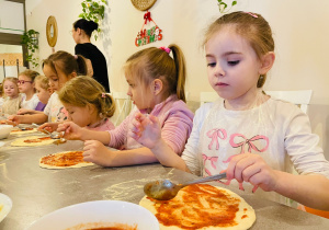 "Osiedlową" odwiedzamy i pyszna pizzę wyrabiamy - warsztaty w gr. XI