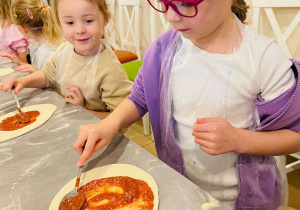 "Osiedlową" odwiedzamy i pyszna pizzę wyrabiamy - warsztaty w gr. XI