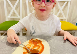 "Osiedlową" odwiedzamy i pyszna pizzę wyrabiamy - warsztaty w gr. XI