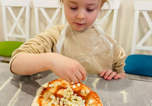 "Osiedlową" odwiedzamy i pyszna pizzę wyrabiamy - warsztaty w gr. XI