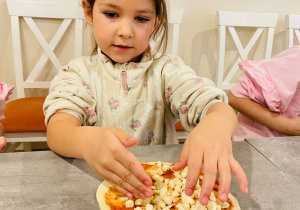 "Osiedlową" odwiedzamy i pyszna pizzę wyrabiamy - warsztaty w gr. XI