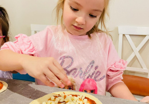 "Osiedlową" odwiedzamy i pyszna pizzę wyrabiamy - warsztaty w gr. XI