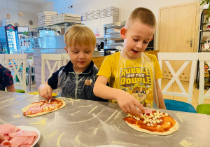 "Osiedlową" odwiedzamy i pyszna pizzę wyrabiamy - warsztaty w gr. XI