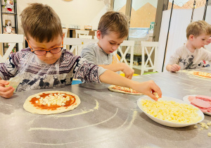 "Osiedlową" odwiedzamy i pyszna pizzę wyrabiamy - warsztaty w gr. XI