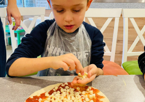 "Osiedlową" odwiedzamy i pyszna pizzę wyrabiamy - warsztaty w gr. XI