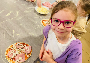 "Osiedlową" odwiedzamy i pyszna pizzę wyrabiamy - warsztaty w gr. XI